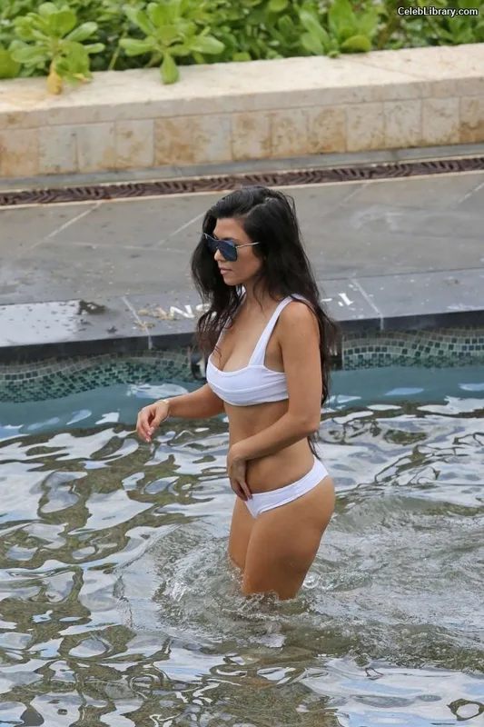 Kourtney Kardashian photo 12 of 603