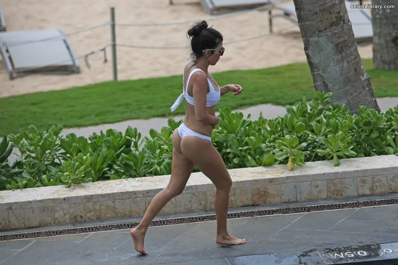 Kourtney Kardashian photo 15 of 603