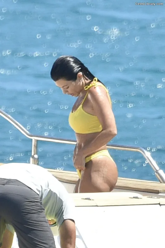 Kourtney Kardashian photo 24 of 603