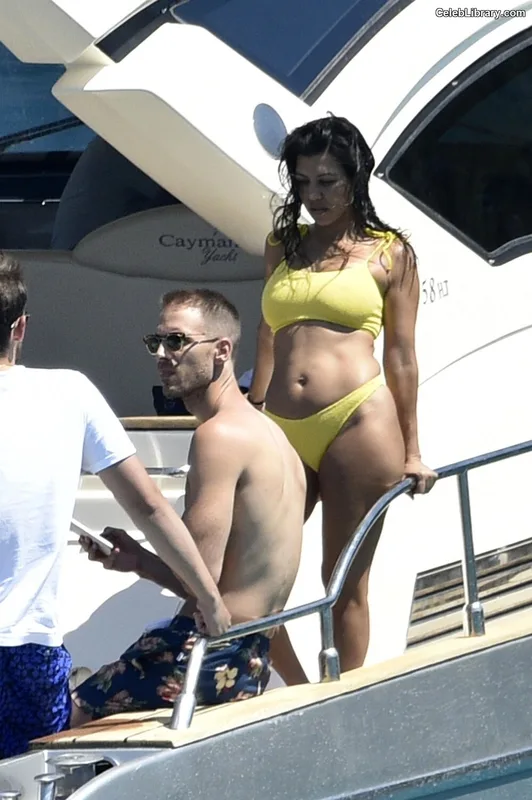 Kourtney Kardashian photo 1 of 603
