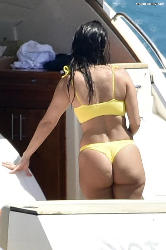 Kourtney Kardashian photo 2 of 603