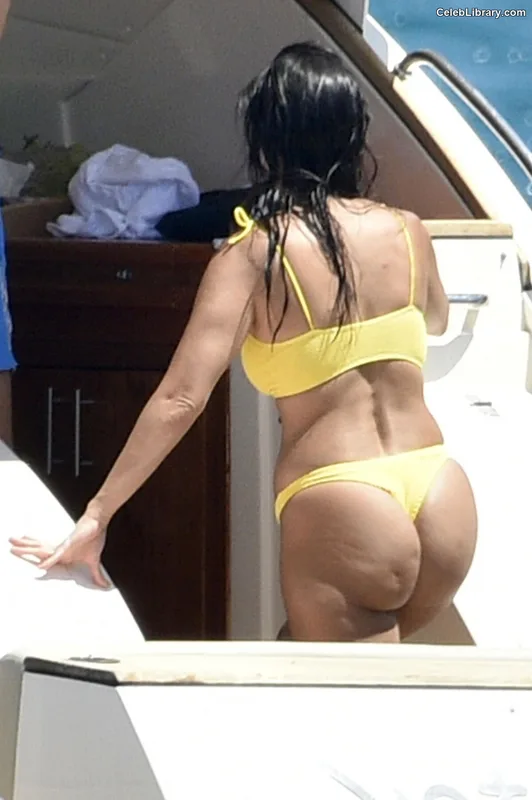 Kourtney Kardashian photo 4 of 603