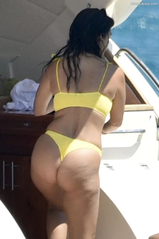 Kourtney Kardashian photo 8 of 603