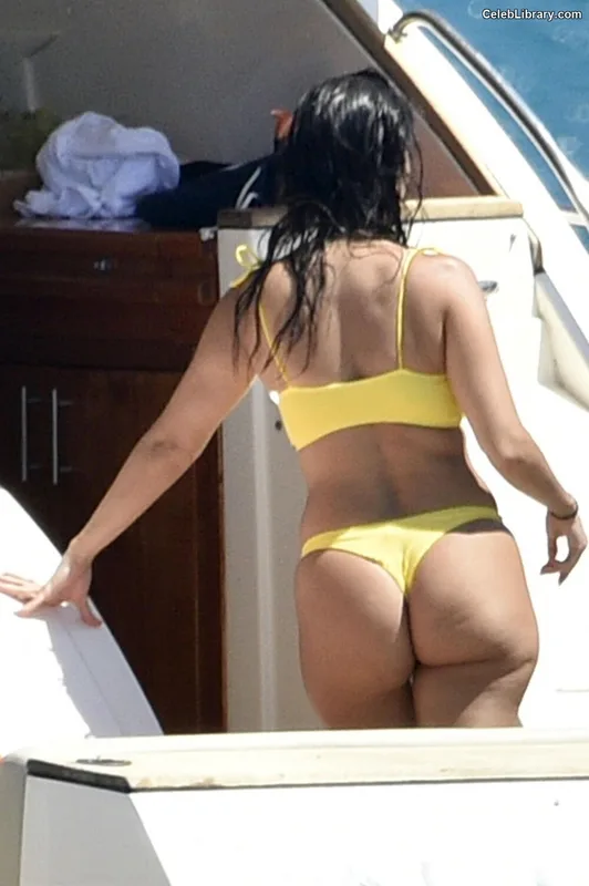 Kourtney Kardashian photo 9 of 603