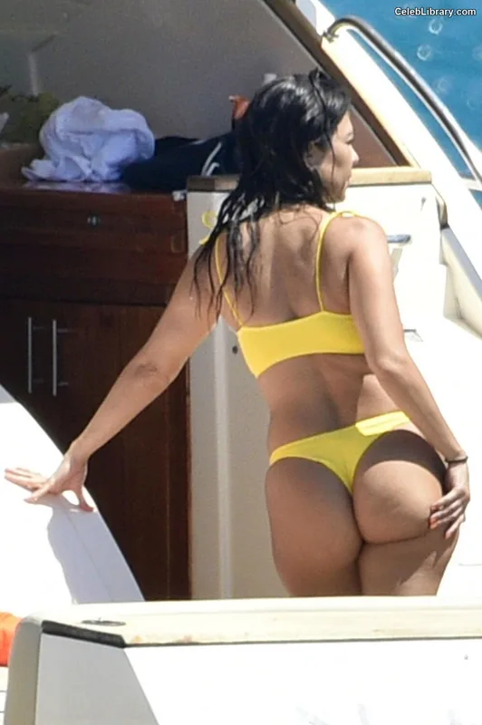 Kourtney Kardashian photo 11 of 603