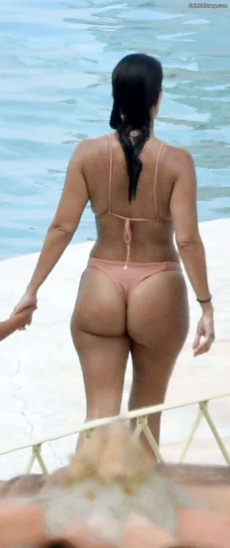 Kourtney Kardashian photo 20 of 603
