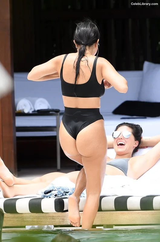 Kourtney Kardashian photo 6 of 603