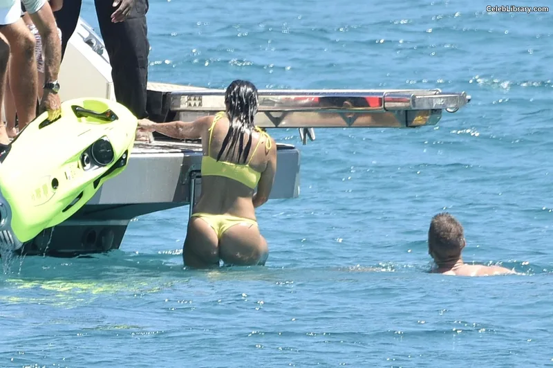 Kourtney Kardashian photo 1 of 603
