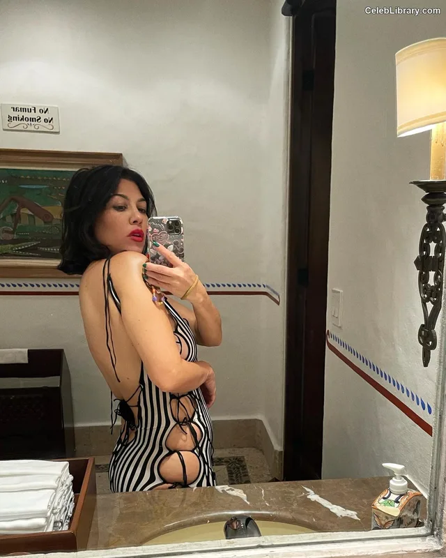 Kourtney Kardashian photo 3 of 603