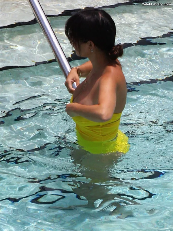 Kourtney Kardashian photo 7 of 603
