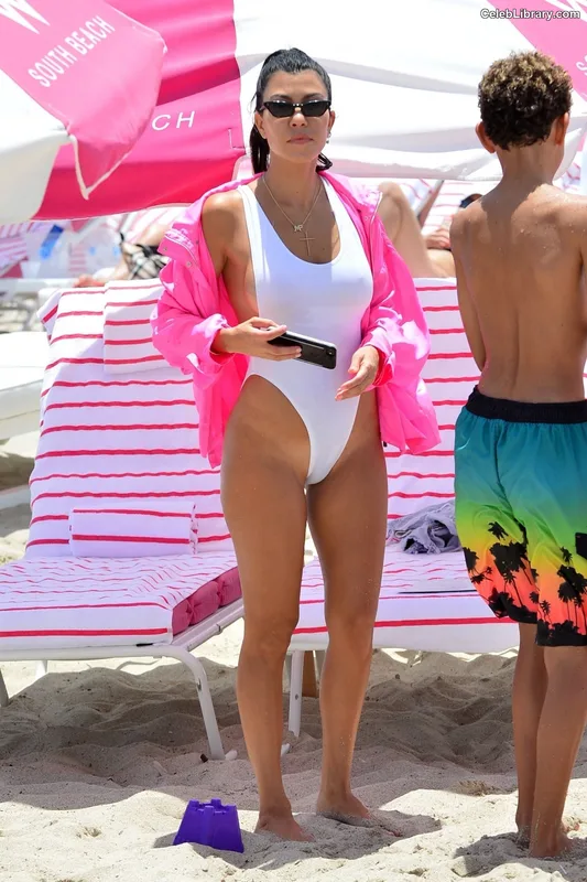 Kourtney Kardashian photo 20 of 603