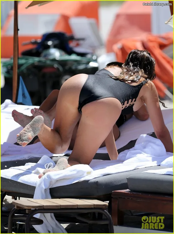 Kourtney Kardashian photo 5 of 603