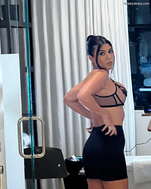 Kourtney Kardashian photo 18 of 603