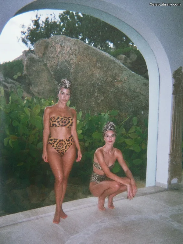 Kourtney Kardashian photo 1 of 603