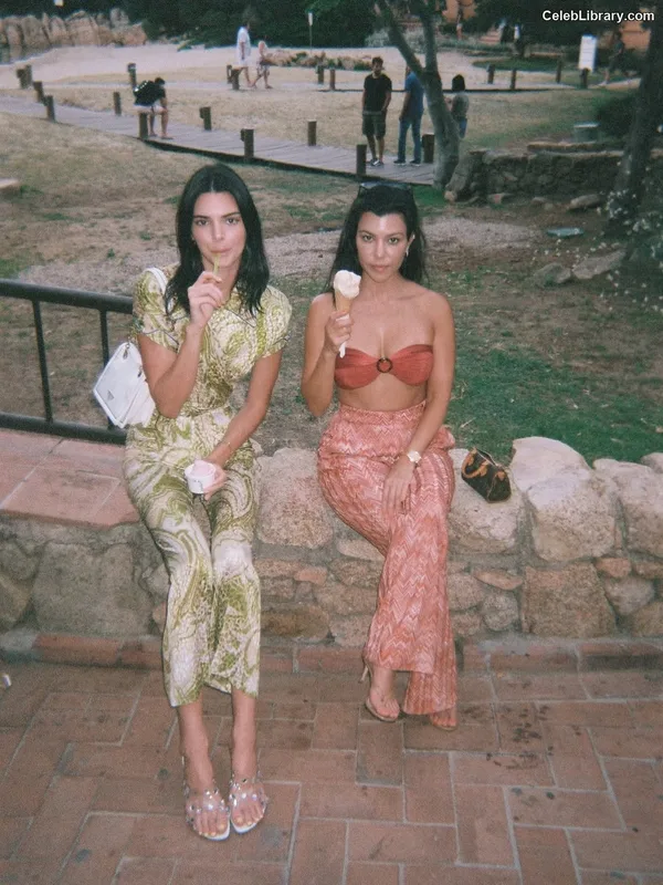Kourtney Kardashian photo 2 of 603