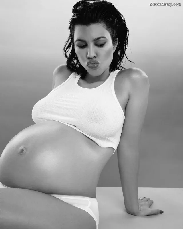 Kourtney Kardashian photo 3 of 603