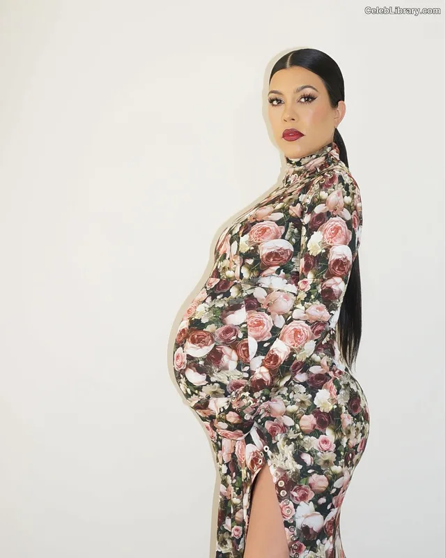 Kourtney Kardashian photo 6 of 603