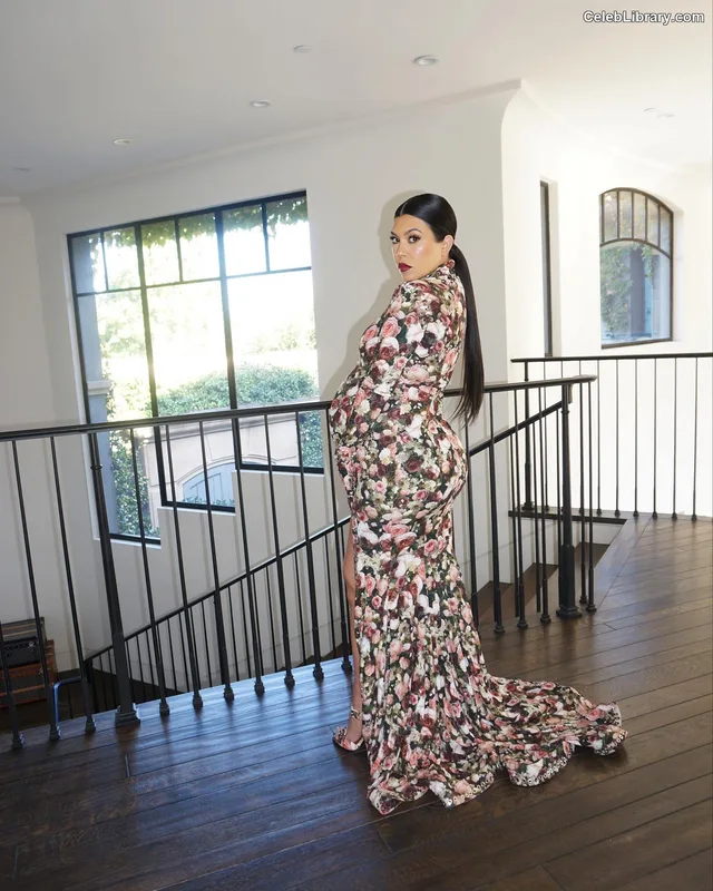 Kourtney Kardashian photo 8 of 603