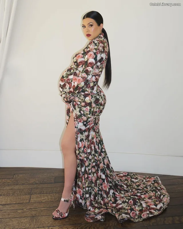 Kourtney Kardashian photo 9 of 603