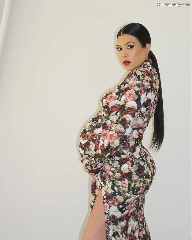 Kourtney Kardashian photo 10 of 603