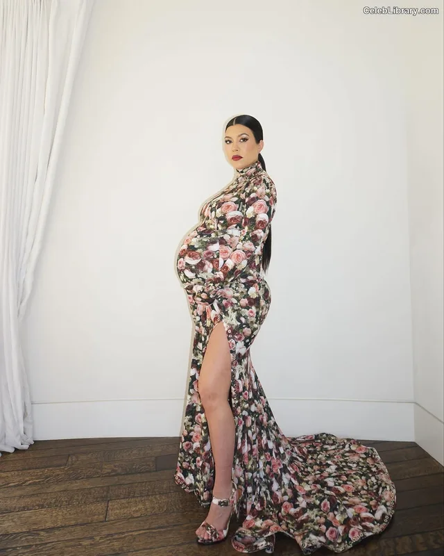 Kourtney Kardashian photo 11 of 603