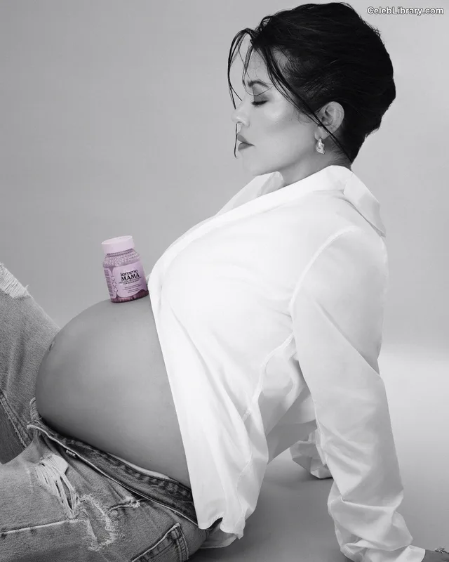 Kourtney Kardashian photo 13 of 603