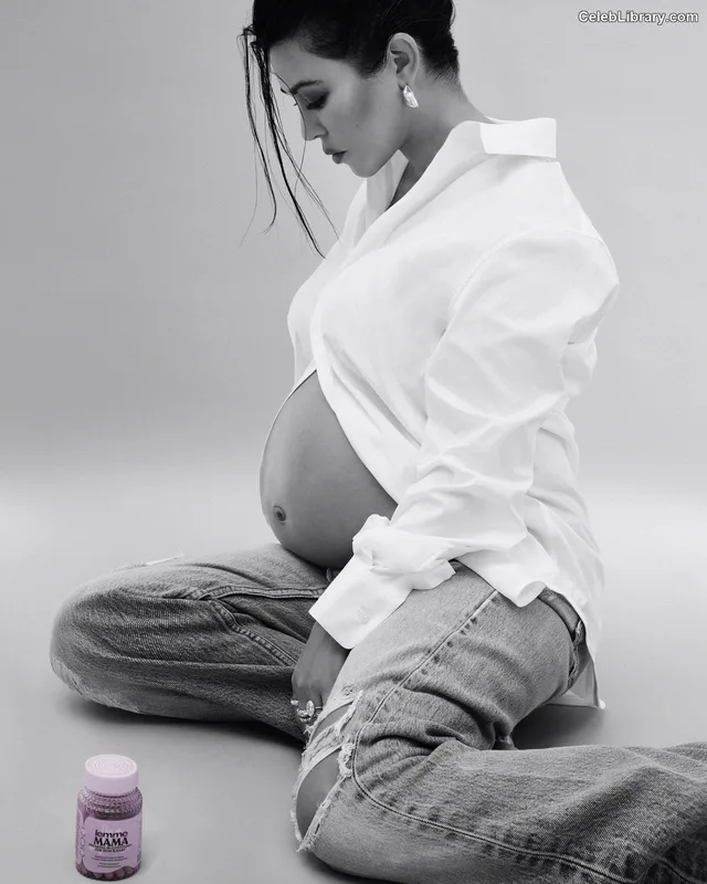 Kourtney Kardashian photo 14 of 603