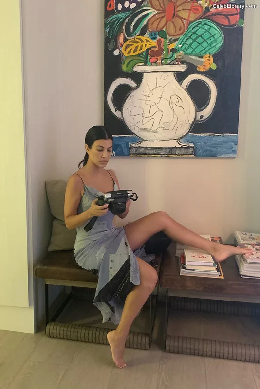Kourtney Kardashian photo 3 of 603