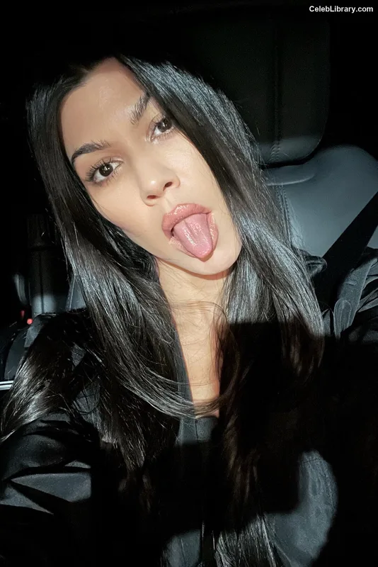 Kourtney Kardashian photo 4 of 603