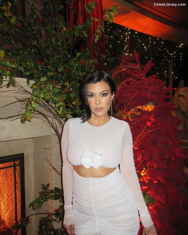 Kourtney Kardashian photo 6 of 603