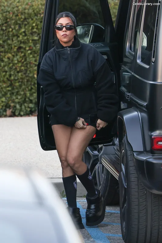 Kourtney Kardashian photo 1 of 603
