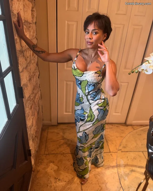 Kristal Marshall photo 4 of 57