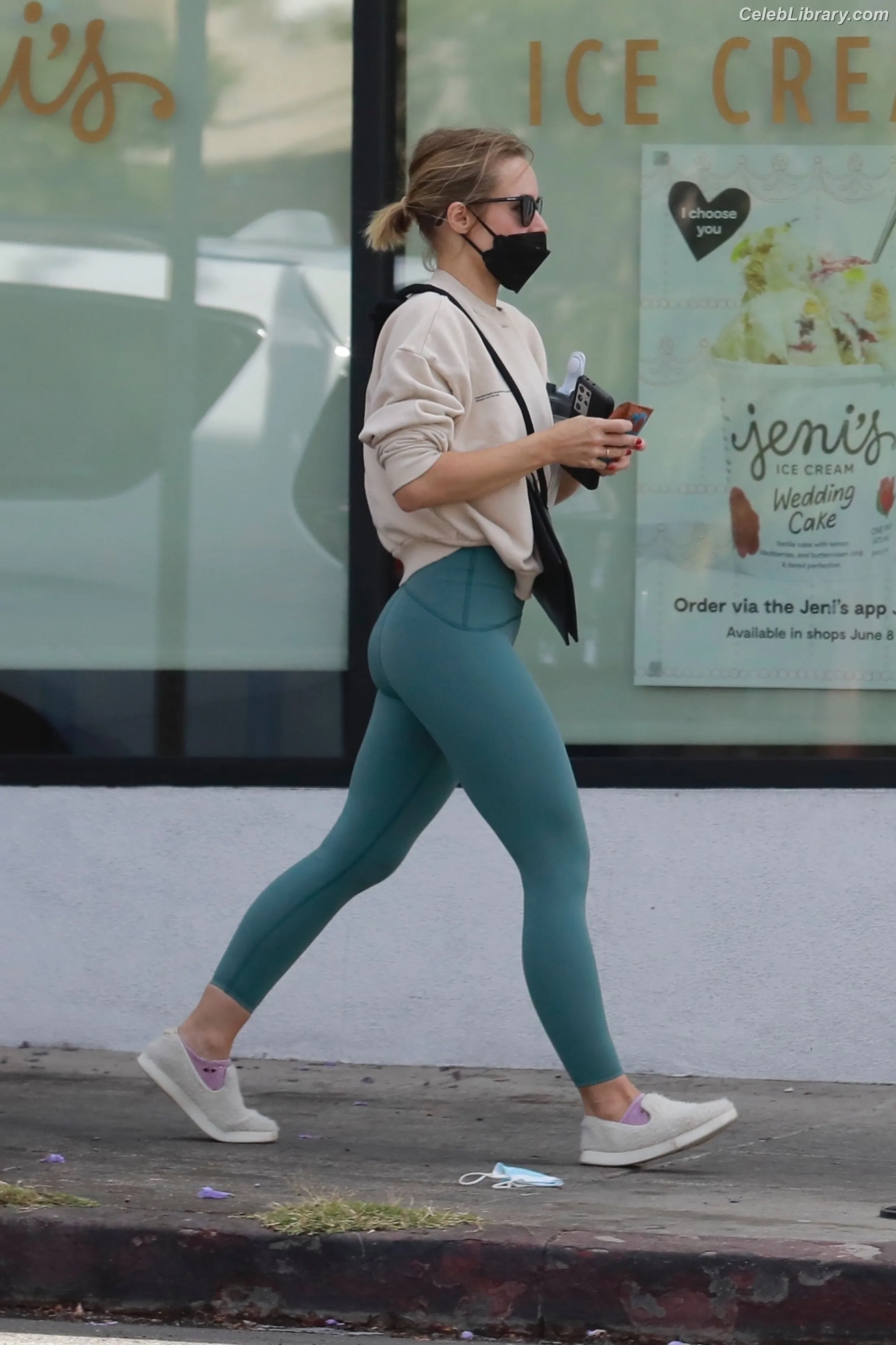 Kristen Bell photo 3 of 702
