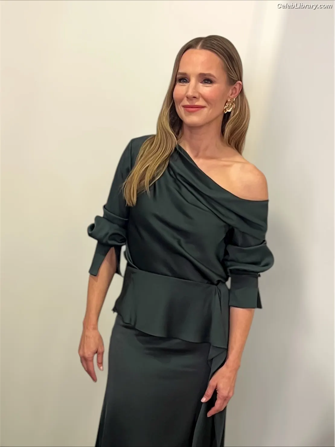 Kristen Bell photo 4 of 702