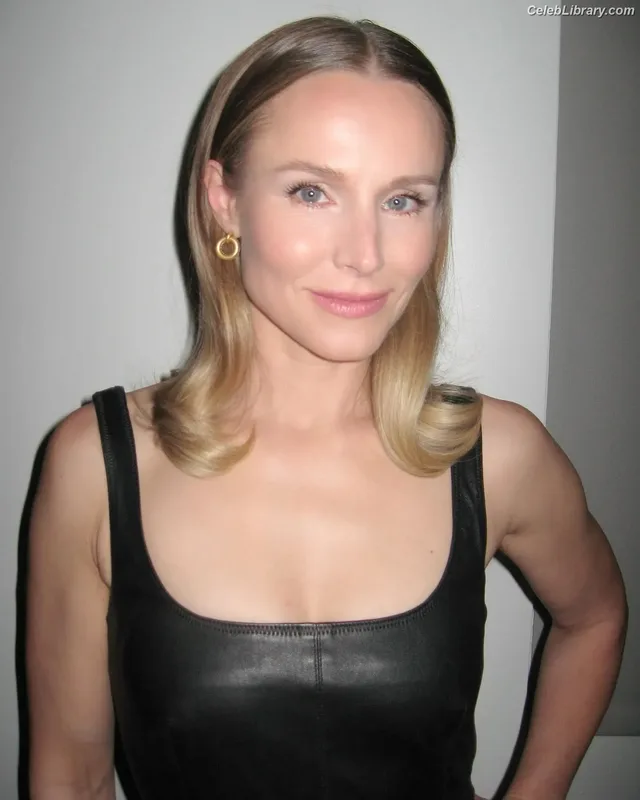 Kristen Bell photo 2 of 703