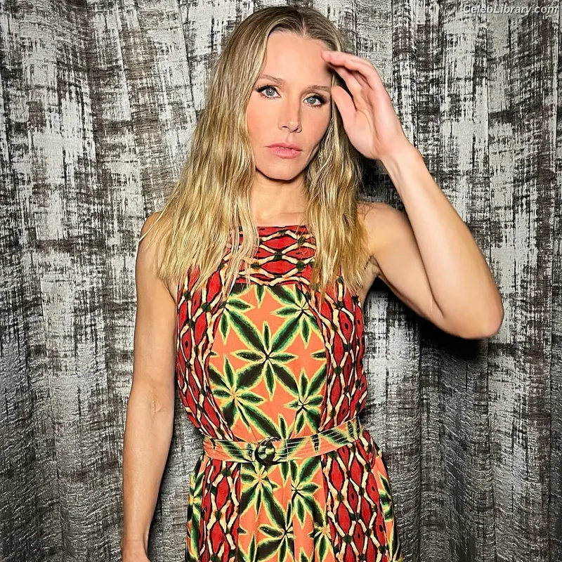 Kristen Bell photo 10 of 703