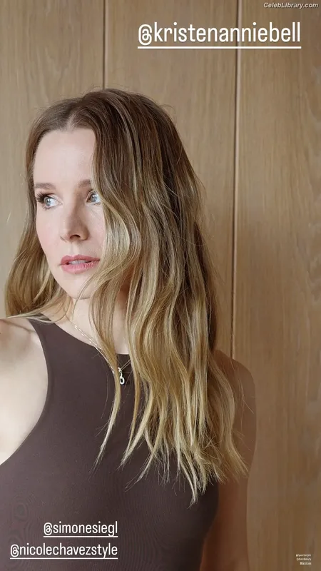 Kristen Bell photo 1 of 703