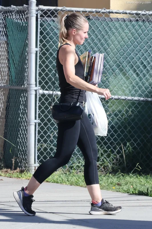 Kristen Bell photo 1 of 703