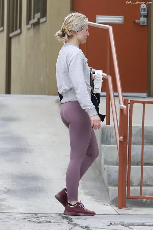 Kristen Bell photo 1 of 703
