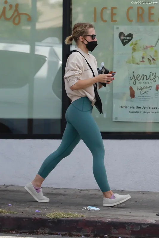 Kristen Bell photo 3 of 703