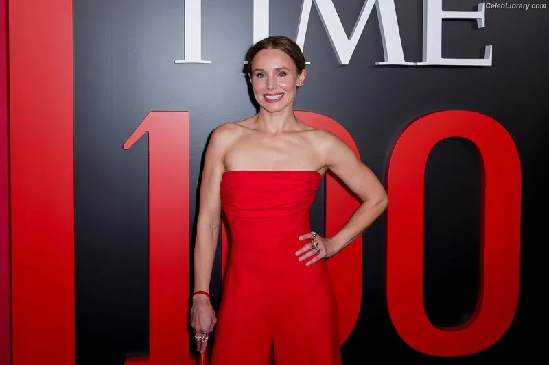 Kristen Bell photo 10 of 703