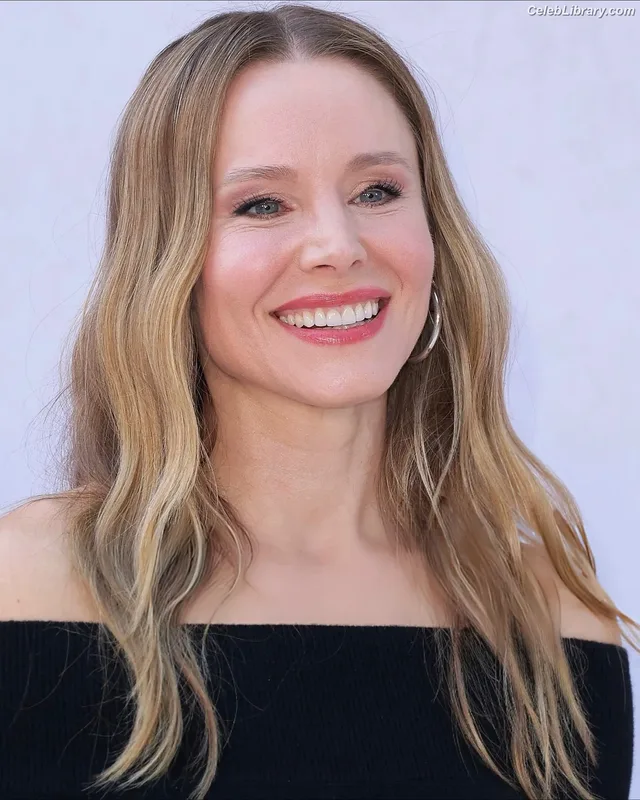Kristen Bell photo 3 of 703