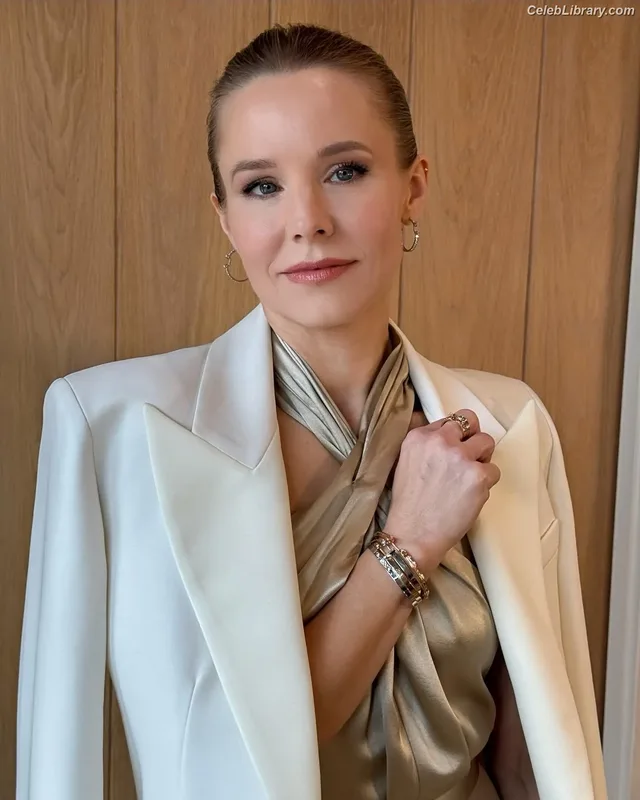 Kristen Bell photo 8 of 703