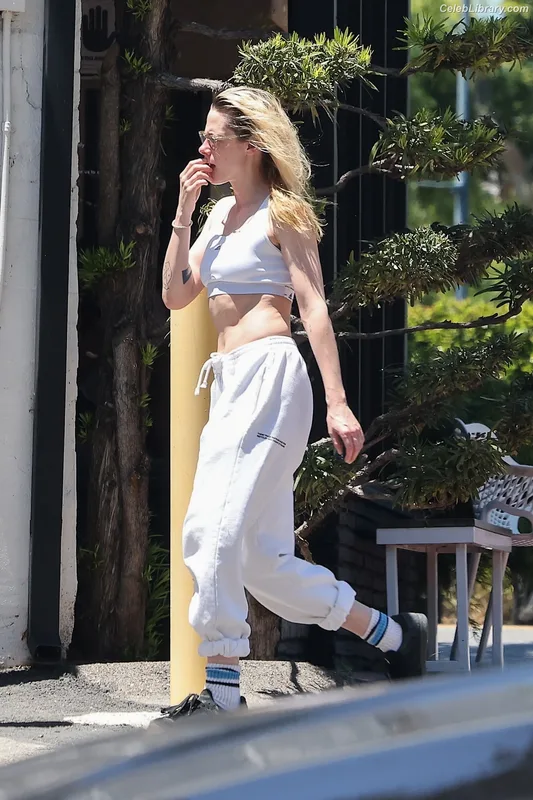 Kristen Stewart photo 3 of 1358
