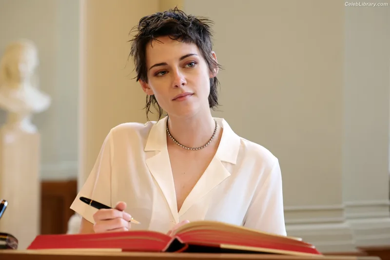 Kristen Stewart photo 11 of 1358