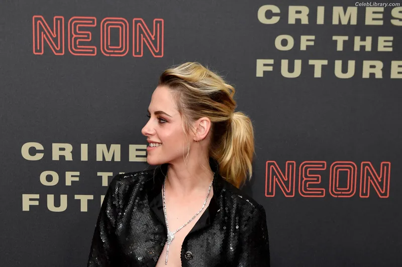 Kristen Stewart photo 2 of 1358