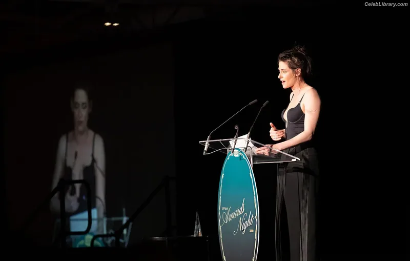 Kristen Stewart photo 23 of 1358