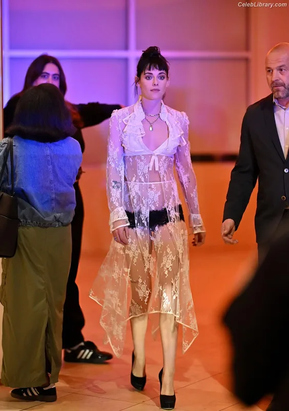 Kristen Stewart photo 8 of 1358