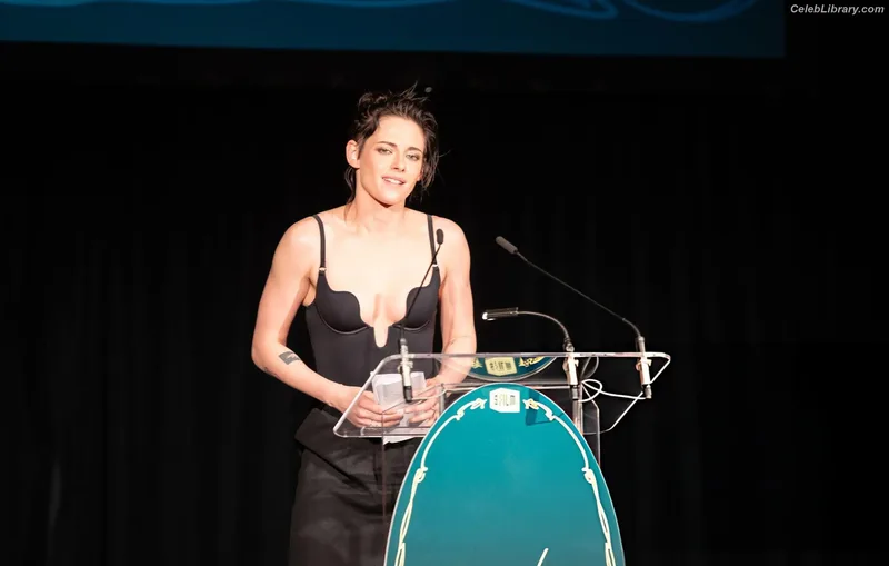 Kristen Stewart photo 11 of 1358