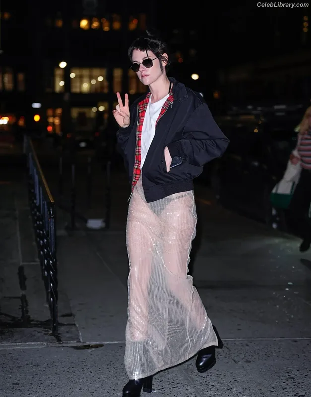 Kristen Stewart photo 1 of 1358